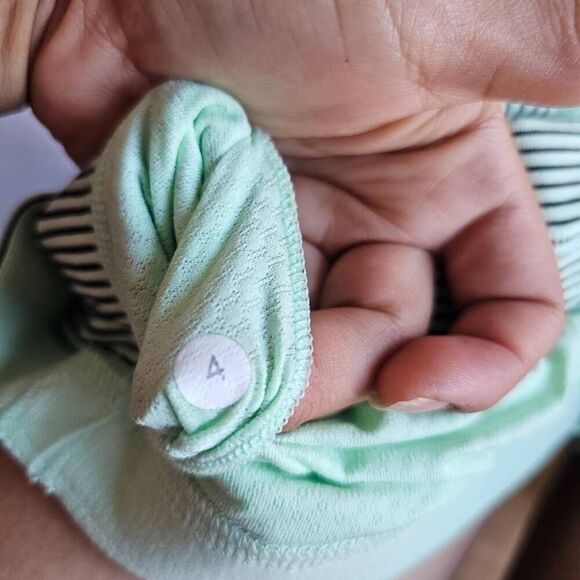 Lululemon womens Sz 4 mint green no limits yoga top with build in support - Picture 8 of 8